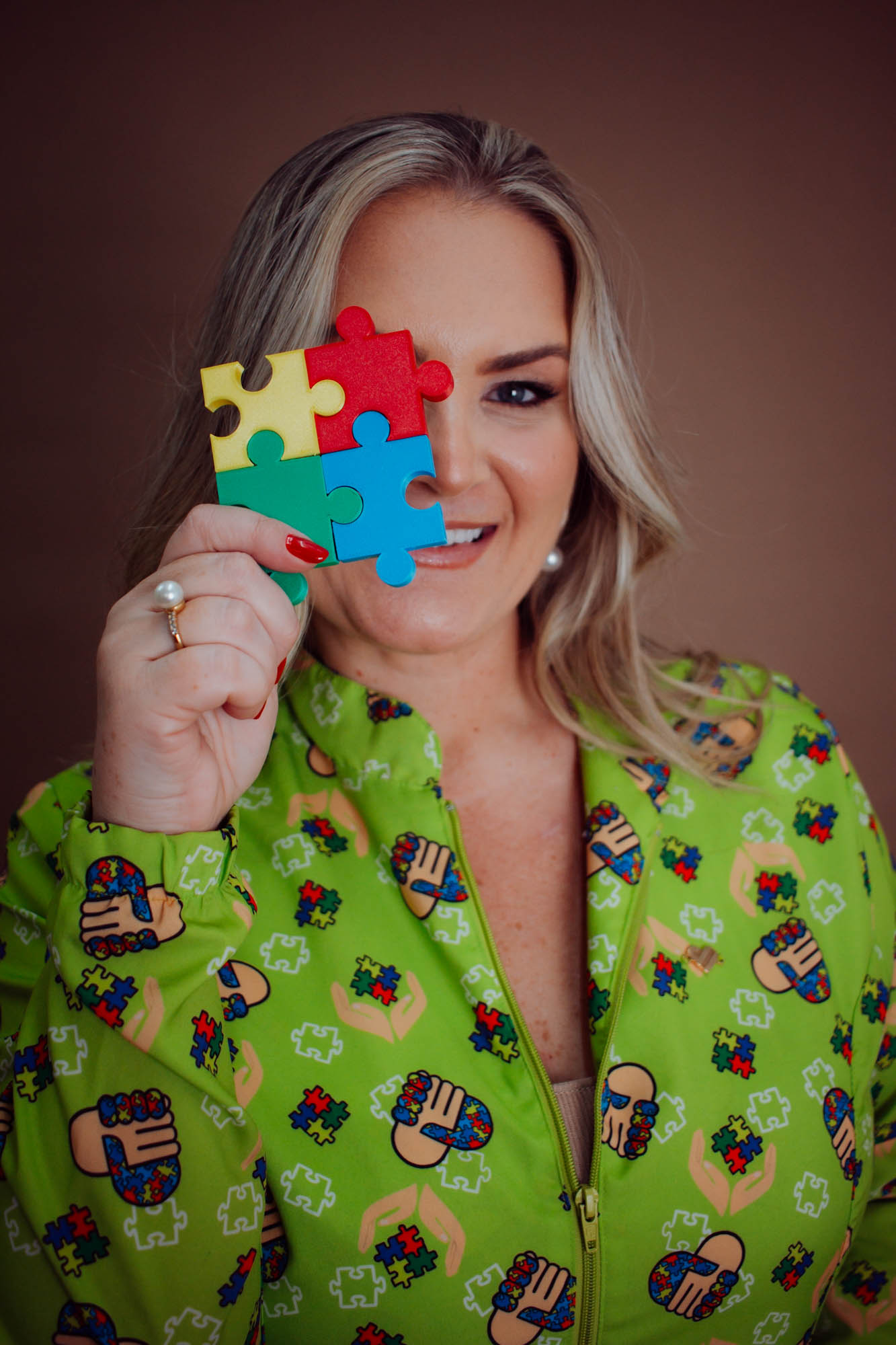 Dra. Bruna Lucas atendendo uma criança